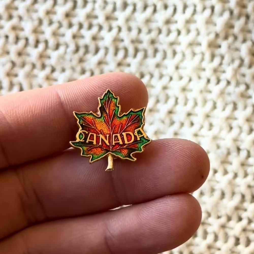 Canada Maple Leaf Pin Souvenir Brooch Travel Gift Collectible